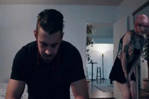 Tranny con grandes tetas follada por su hermanastro