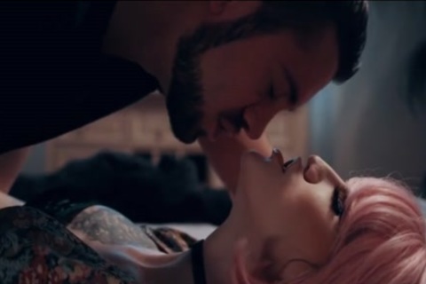 TS Lena schaut zu, wie der Kerl ihren Schwanz lutscht