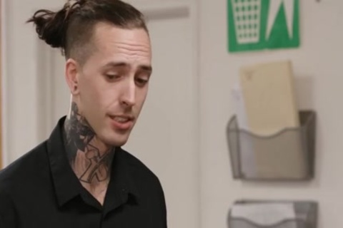 TBabe Casey besa y disfruta cuando su asistente le mete la polla en el culo