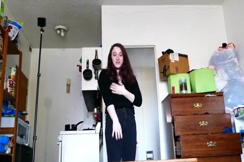Por favor mírame montar este pene mientras pienso en ti viéndome. ¡Impresionante trans vocal!