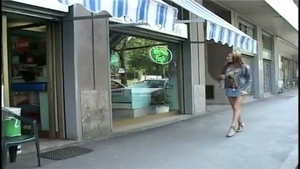 encantadora puta latina montando sabrosamente