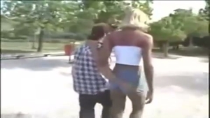 Deliciosa rubia follada por un chico gay