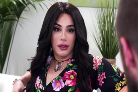 Chica trans quiere a su vecino