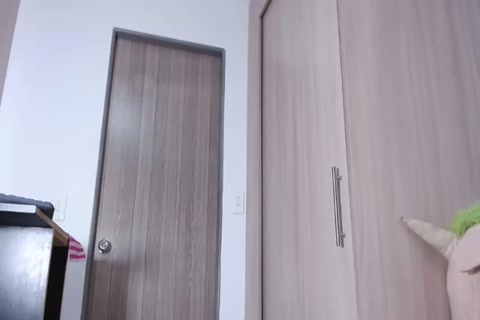 transexual morena masturbándose con un pene duro en cámara de internet sola