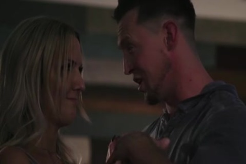 Kinky-Blonde Shemale Kayleigh Coxx gibt Pierce Paris einen schlamperigen Oralsex