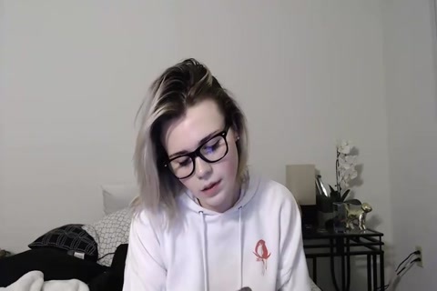 Blondes Mädchen im Teenageralter, das auf der Webcam ihr Arschloch zeigt