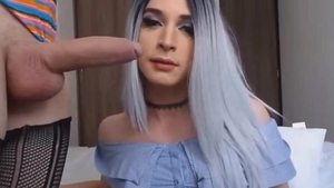 Transexual con tetas chupó un enorme pene duro