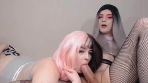 Cabello rosa trans envuelve un pene