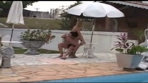Chico afuera clavando