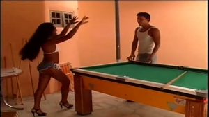 chica latina martillada en una mesa de billar