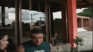 chica latina transexual golpeada en el suelo por un equipo