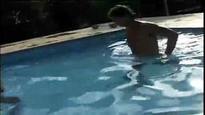 jovencita legal de edad, lady man Angel golpeada junto a la piscina