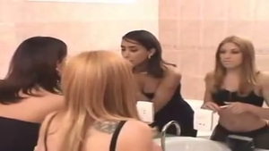 Ladyboy golpea a chica en el baño público
