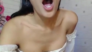 Ladyboy tailandesa desagradable acaricia su polla