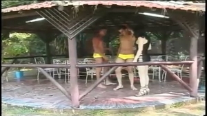 chica Latina concupisciente sirve dos pollas