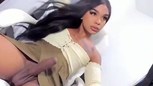 Transexual ladyboy masturbándose en la cámara web