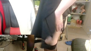 transgenre piège sissie femboy crossdresser déshabille masturbe branlette jus d’amour en costume noir bas talons hauts