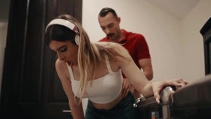 Transensual.com – Johnny B en pequeñas tangas y caos de marfil