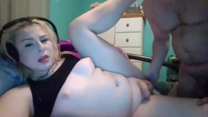 Korpulenter blonder Transvestit wird gedoggy und genießt einen Wichsen beim Kochen.