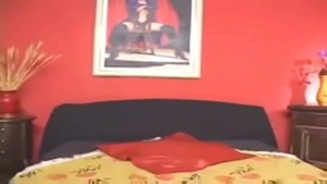 chica traviesa y belleza comparten una cama
