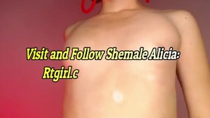 hermosa transexual flaca se burla y baila en la cámara