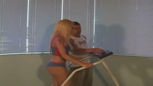 Muy linda rubia recibe anal por capítulo
