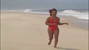 Ladyboy peliroja salva a una chica juguetona
