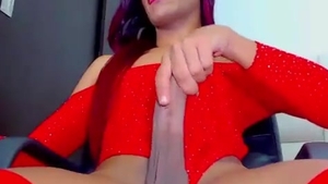 Schlanke Latina mit lila Haaren, Ladyman in roten Strümpfen streichelt ihren großen Schwanz vor der Webcam