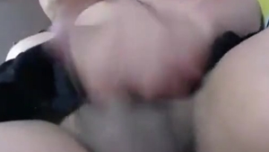 Tran traviesa grande sabrosa mujer se masturba su gran pene en línea