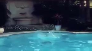 Ragazzo ebano scopa una trans bionda in piscina.