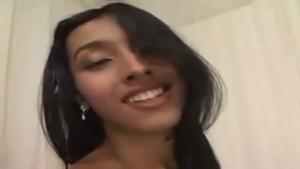 Ladyboy morena cachonda recibe placer en trío
