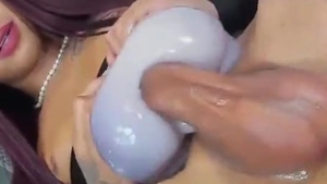 Trans ragazza dai capelli lunghi con i tatuaggi si masturba usando un giocattolo gustoso davanti alla telecamera.