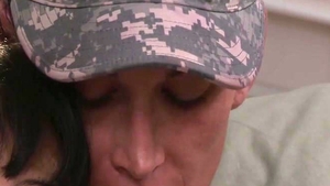 Su marido regresó de la milicia con Mambo
