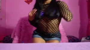 jovencita lasciva masturbandose y bailando