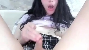 Geile russische Trans-Schönheit mit Tätowierungen streichelt ihren winzigen Knopf vor der Kamera