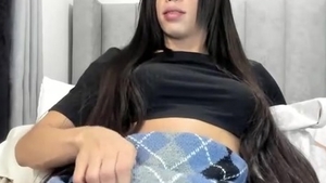 Langes dunkles Haar-Transgirl zieht ihren großen 10 Pfund schweren an der Webcam