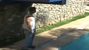 rubia con pequeñas tetas golpeada en el culo
