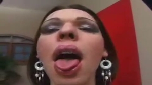 Un pene para morenas hambrientas