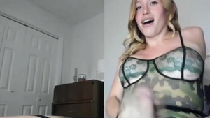 Ladyboy loira se masturba com seu pau de 4,5 kg na cama.