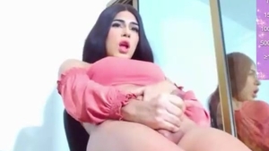 Sexy Latina Chick Teen Trans Playgirl wichst ihren großen Schwanz ab