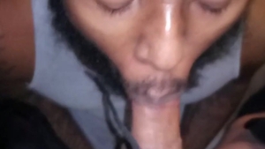 hombre oscuro chupa a una travesti latina