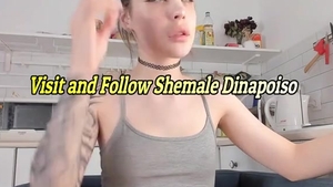 Schlanke russische Transfrau mit Tätowierungen wichst ihren riesigen Schwanz vor der Webcam