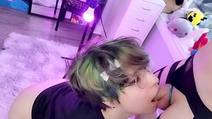 Lustiger Femboy saugt ein erigiertes Stück Schwanz
