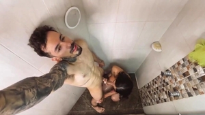 Tomando una ducha con un transexual sabroso