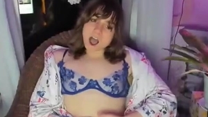 chica trans americana flaca con pequeños zepelines acaricia su polla en la cámara web < / es >