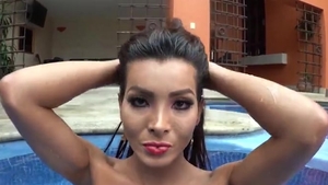 culo golpeado trans aplastada por enorme polla en agujero de culo apretadito