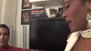 transexual en pantalones de cuero pálidos con acción áspera