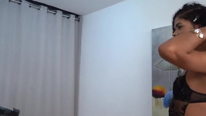 Transexual latina de gran culo con tetas pequeñas es destrozada