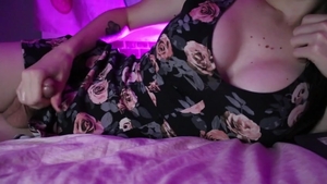 Mãe gótica trans peituda e petita, dominação sexual