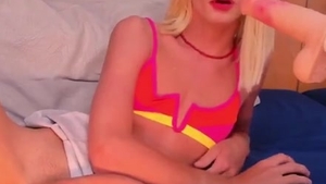 Dünnes blondes Transmädchen in Nylon zieht ihren enormen Schwanz vor der Webcam